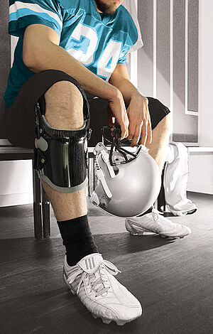 Sportler mit Knieorthese Knieschiene mit Orthesengelenk Zahnsegmentgelenk nach Kreuzbandriss