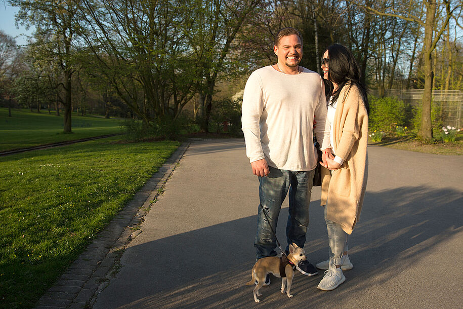 Patient with paraplegia going for a walk with his girlfriend and dog. He wears custom-made KAFO knee-ankle-foot orthoses on both legs for stabilisation and is not dependent on accessibility in everyday life.